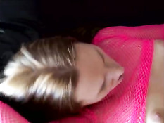 Молодая в розовой блузке занялась любовью с парнем