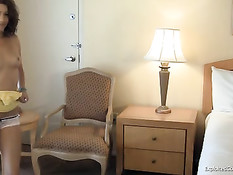 Секс с молодой кудрявой девушкой Моникой