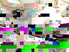 Молодая девушка играет сама с собой