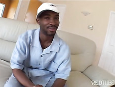 Девушка делала минет и трахалась с большим чёрным парнем