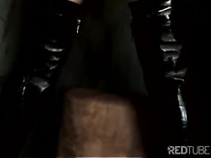 Чёрный парень объезжает белую девушку