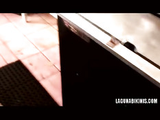 Девушка в бикини соблазняет парней