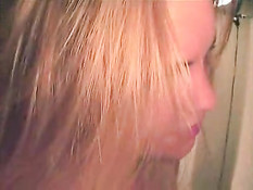 Минет от молодой блондинки крупным планом