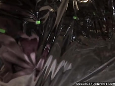 Парень ебёт татуированную рыжую шлюху-студентку