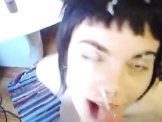 Поток спермы бьёт прямо ей в лицо