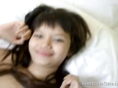 Молодая азиатская девушка участвует в порно кастинге