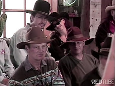 Парни трахают одну девку на бильярдном столе