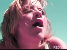 Селена дель Рей весело провела время с парнем на природе