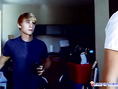 Камерон и Ториан весело проводят время дома