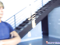 Камерон и Ториан весело проводят время дома