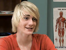 Гей молодежь занимается сексом в аудитории