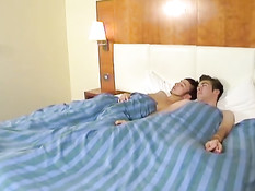 Три парня занимаются сексом на кровати