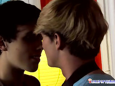 Мальчики любят поцелуи и сосание члена