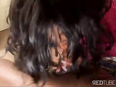 Негритянка в розовом белье трахнулась с другом