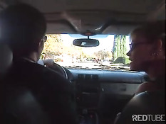 Сисястая брюнетка выебана на скамейке в парке