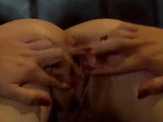 Мужик трахал двух шлюх во все дырочки