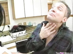 Девчонка с косичками делает минет на кухне