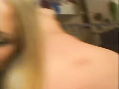 Два горла шлюх готовы ублажать члены парней