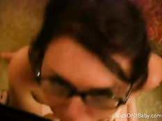 Очкастая девушка делает шикарный минет