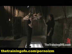 Парни обучают рабыню покорности и кротости