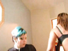 Связанную лесбиянку подруга доводит до оргазма вибратором