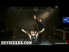 Связанная шлюха в металлической секс-машине