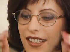 Два парня трахают женщину в мотеле