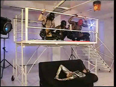 Фетишисты участвуют в групповом сексе