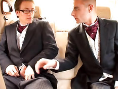 Страстные мужчины трахаются в постели