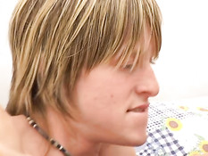 Два атлетичных мальчика пробуют позу 69