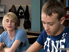 Друзья занялись любовью в аудитории после лекций