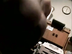 Чёрный член избавляется от накопившейся спермы