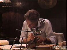 Мужик трахает двух опытных сучек