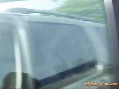 Девушек с татуировками трахают в автомобиле