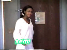 Сексуальный массаж белой и чёрной лесбиянок