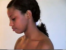 Сексуальный массаж белой и чёрной лесбиянок