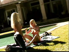 Блондинки ласкают свои прекрасные тела