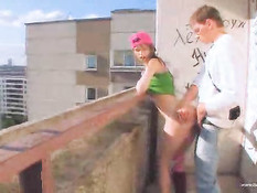 Балкон - отличное место для секса молодёжи