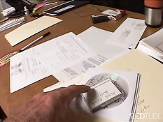 Блонда снимает с парня джинсы и страстно сосёт его член