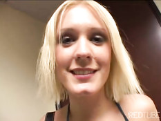 Блонда снимает с парня джинсы и страстно сосёт его член