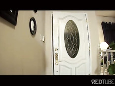 Её милый ротик открыт для всех членов