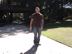 Мужики ебутся на кровати в жаркий летний день