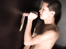 Мальчик любит сосать член и глотать сперму через стену