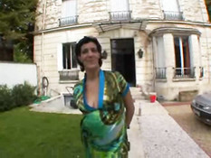 Кариму трахают два молодых парня