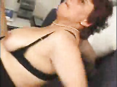 Большая мамочка получает член в свою волосатую киску