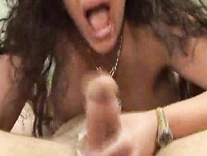 Кудрявая мамочка хочет очень страстного секса