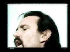 Возбуждённая мамочка с большой грудью ласкает парня