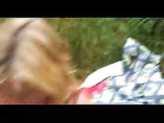 Грудастую мамочку оттрахали на поляне