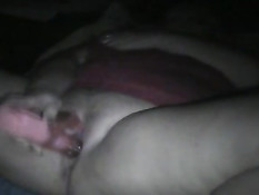 Грудастая зрелая женщина вставляет вибратор в пизду