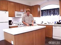 Неопытная девчонка испытывает все прелести секса